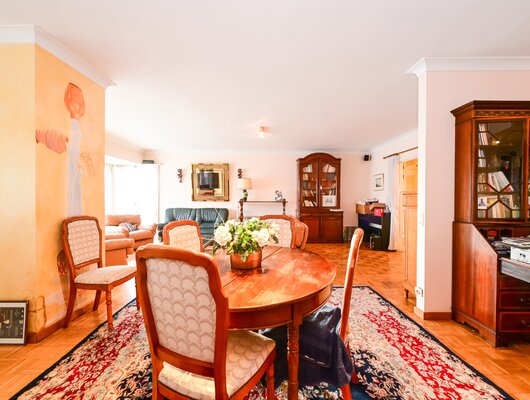 SPACIOUS AND BRIGHT 3-BEDROOM APARTMENT + TERRACES + PARKING