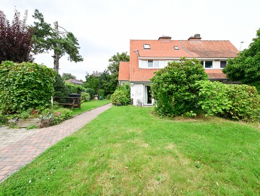 AANGENAAM HUIS MET 3 GEVELS + PARKEERPLAATS.