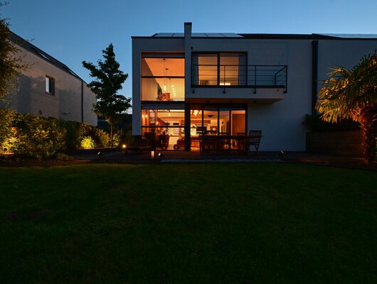 PRACHTIG DRIEZIJDIG HUIS - HOUTEN SKELETBOUW - GROTE TUIN - GARAGE