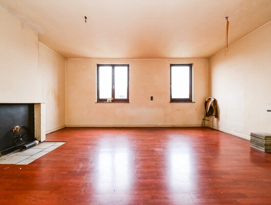 PLEASANT DUPLEX TO RENOVATE