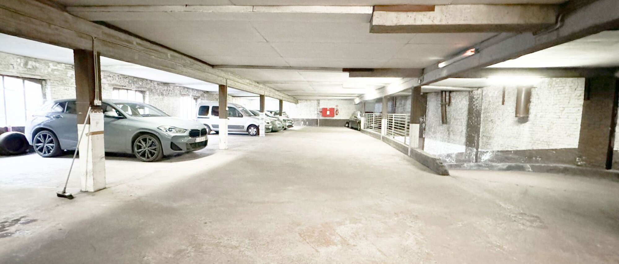 photo-1-plateau-de-13-parkings-dans-un-batiment-arriere-securise