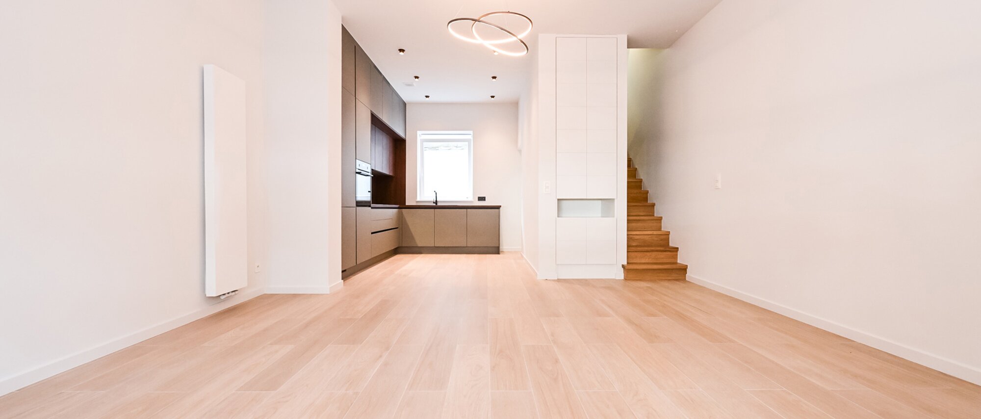 PRAKTIG VOLLEDIG GERENOVEERD HUIS