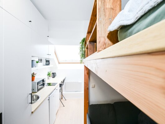 PRAKTIG GEMEUBILEERD STUDIO VOLLEDIG GERENOVEERD DOOR EEN ARCHITECT.