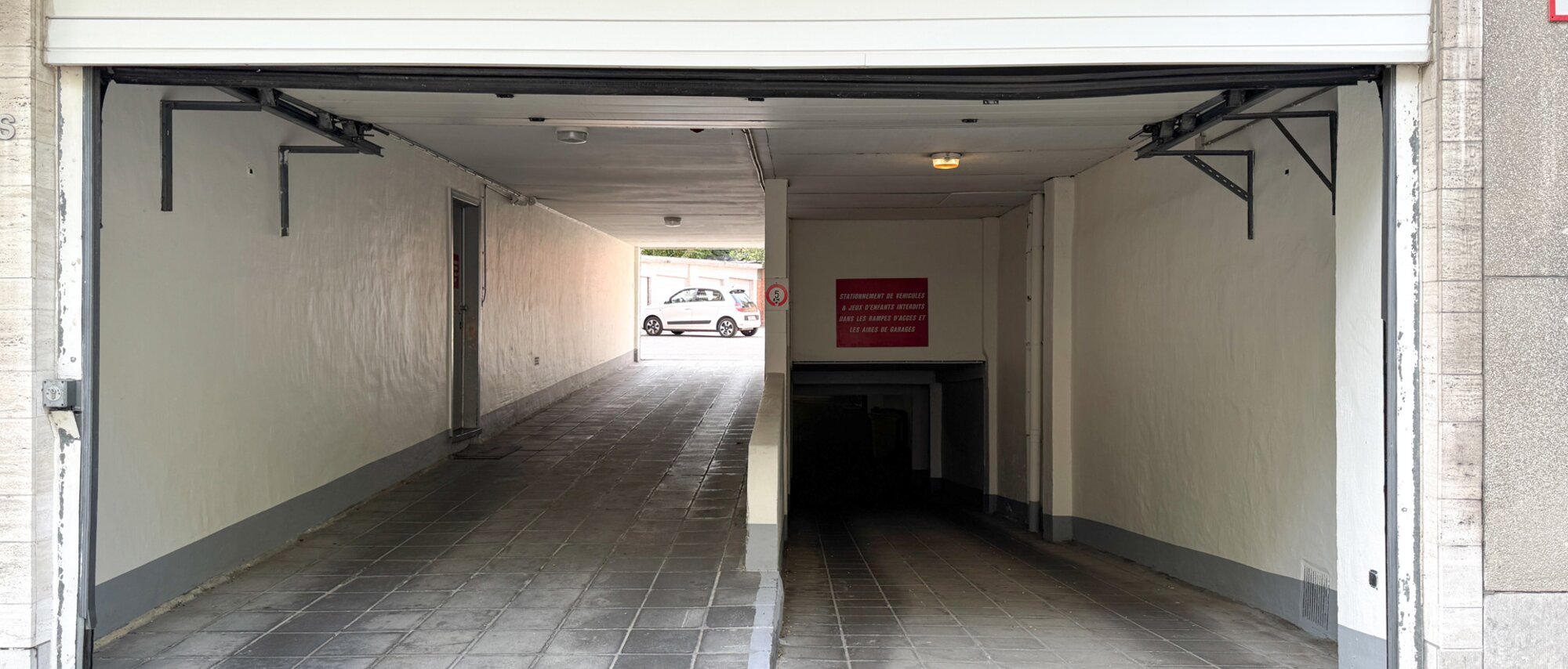 photo-1-box-de-parking-securise-basilique