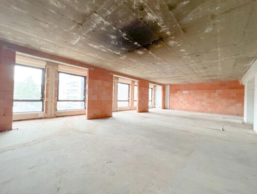 PAND MET KANTOREN 700M2 + PARKIN