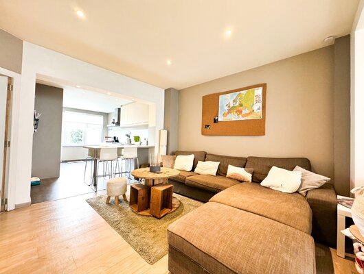 BEAU REZ DE CHAUSSEE MEUBLE AVEC JARDIN