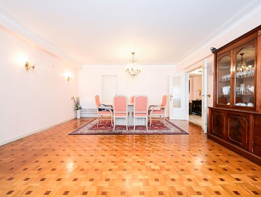 RUIM APPARTEMENT MET 3 SLAAPKAMERS, DUBBELE TERRASSEN EN EEN GARAGE.