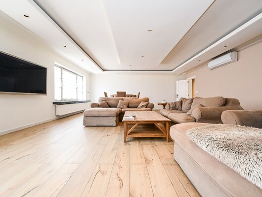 GERENOVEERD PENTHOUSE MET 3 SLAAPKAMERS + 1 APART APPARTEMENT