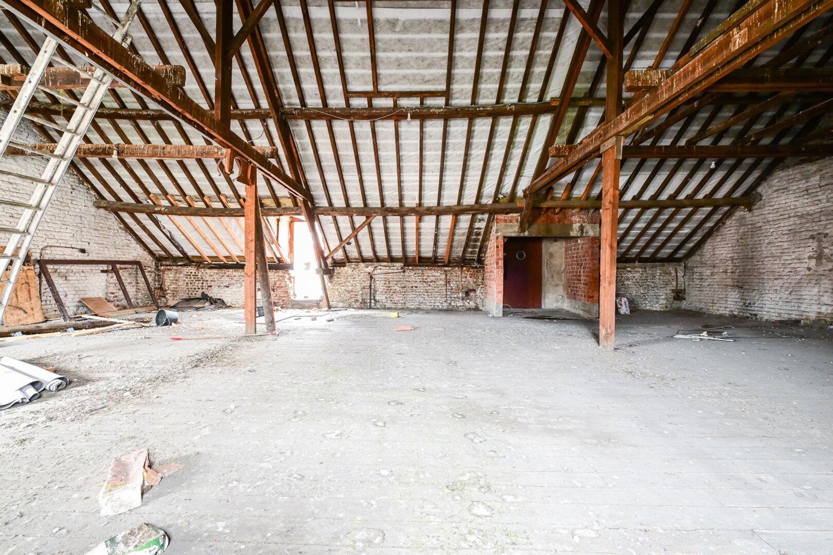 photo-2-atelier-entrepot-dans-batiment-arriere-securise