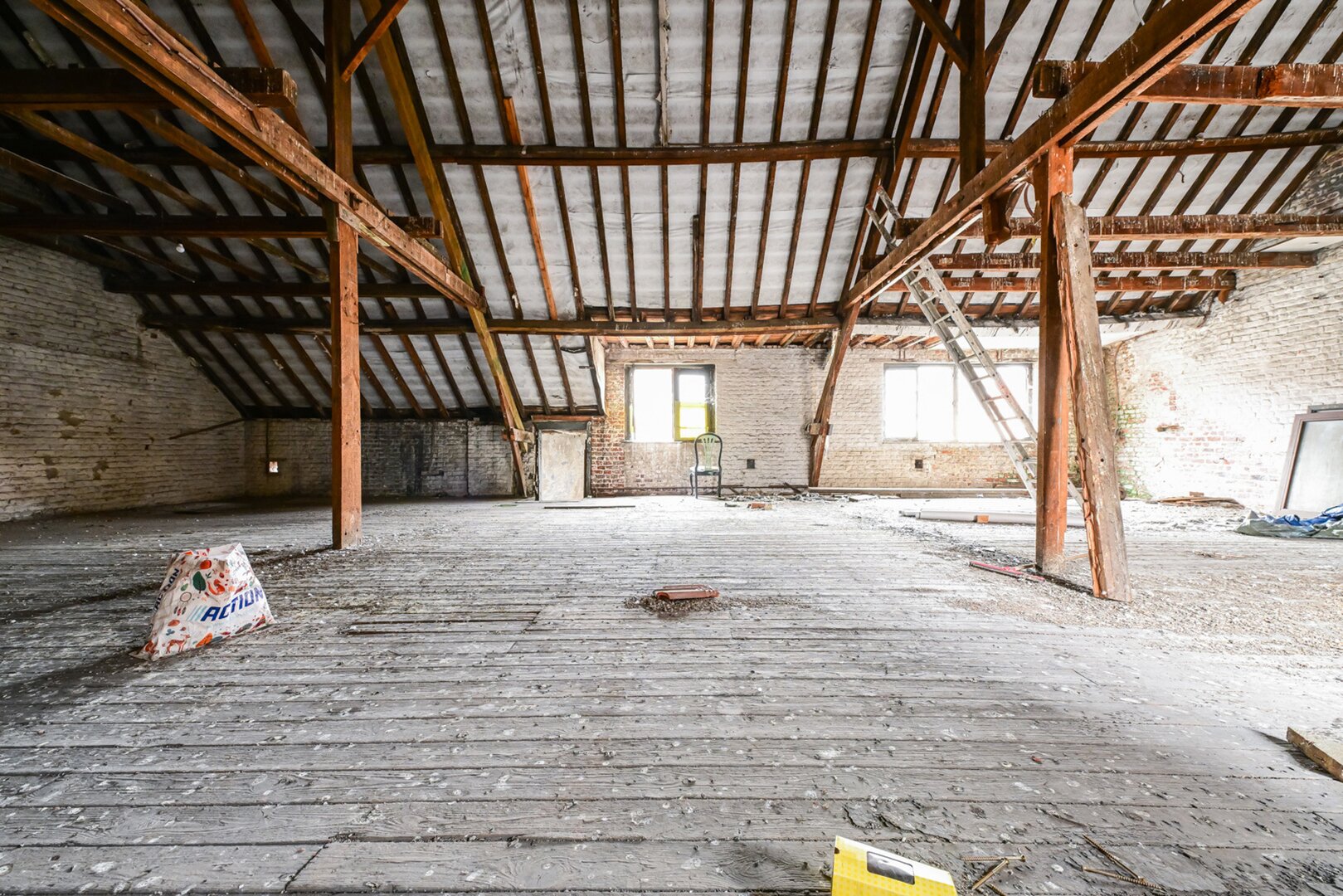 photo-3-atelier-entrepot-dans-batiment-arriere-securise