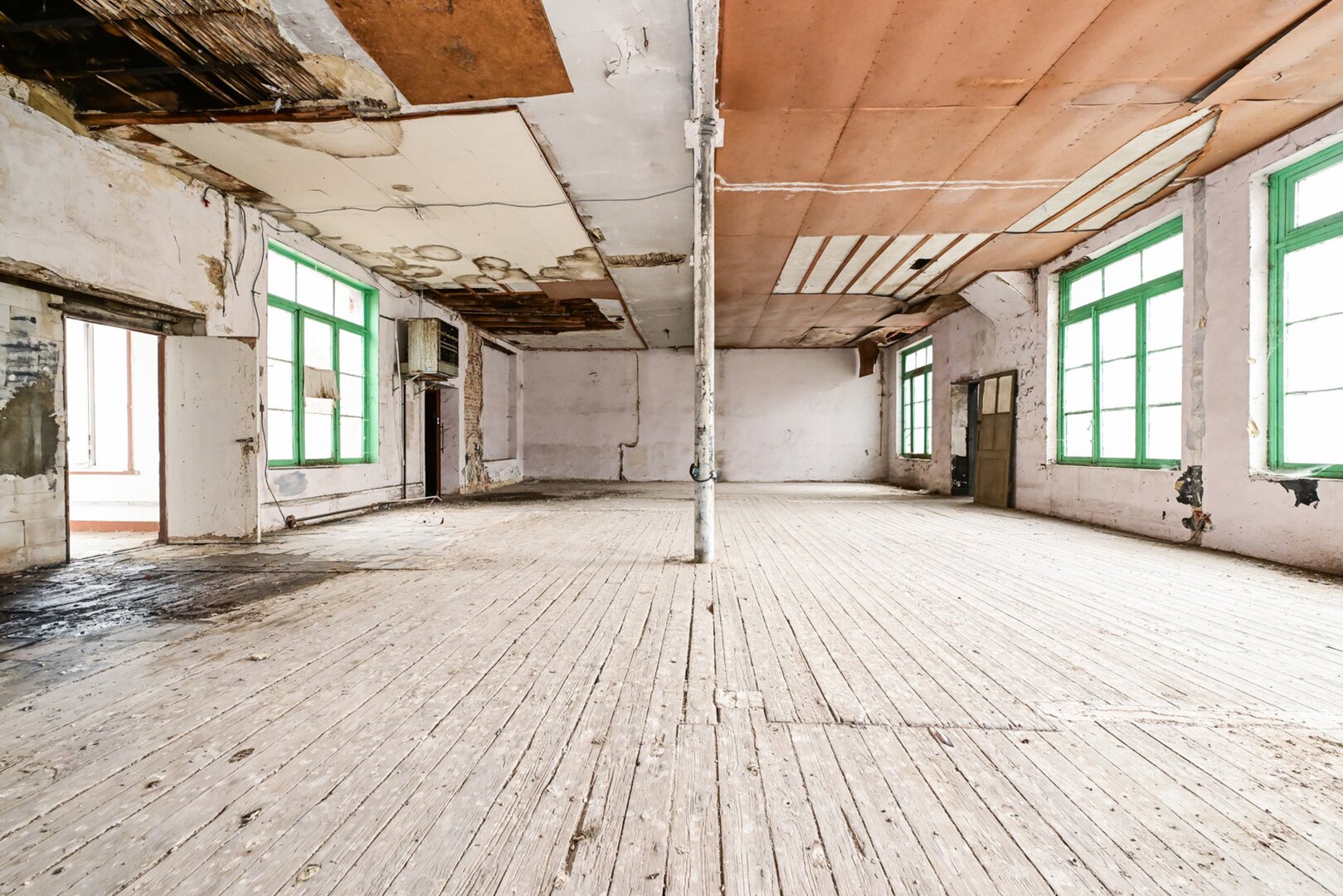 photo-13-atelier-entrepot-dans-batiment-arriere-securise