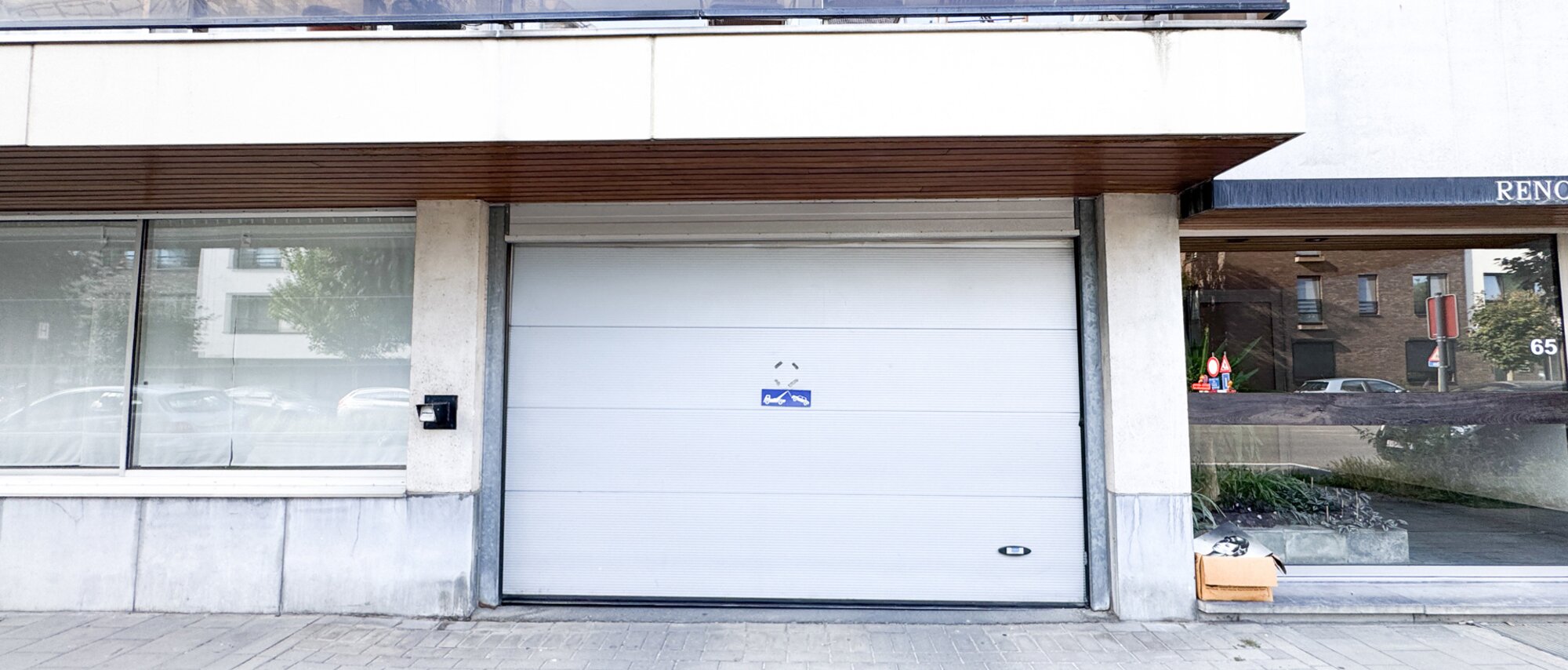 photo-1-parking-idealement-situe-a-evere