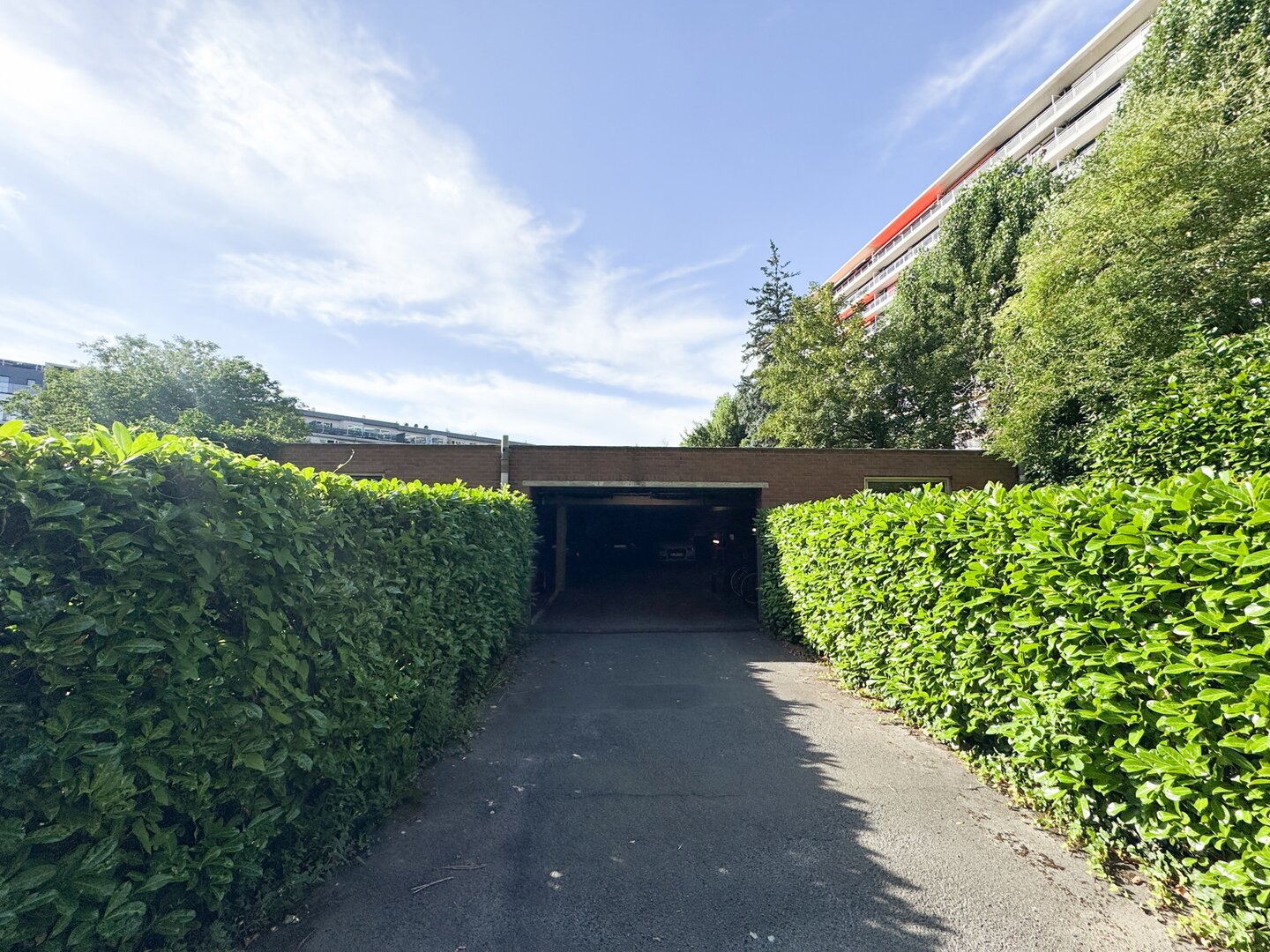 photo-3-parking-idealement-situe-a-evere