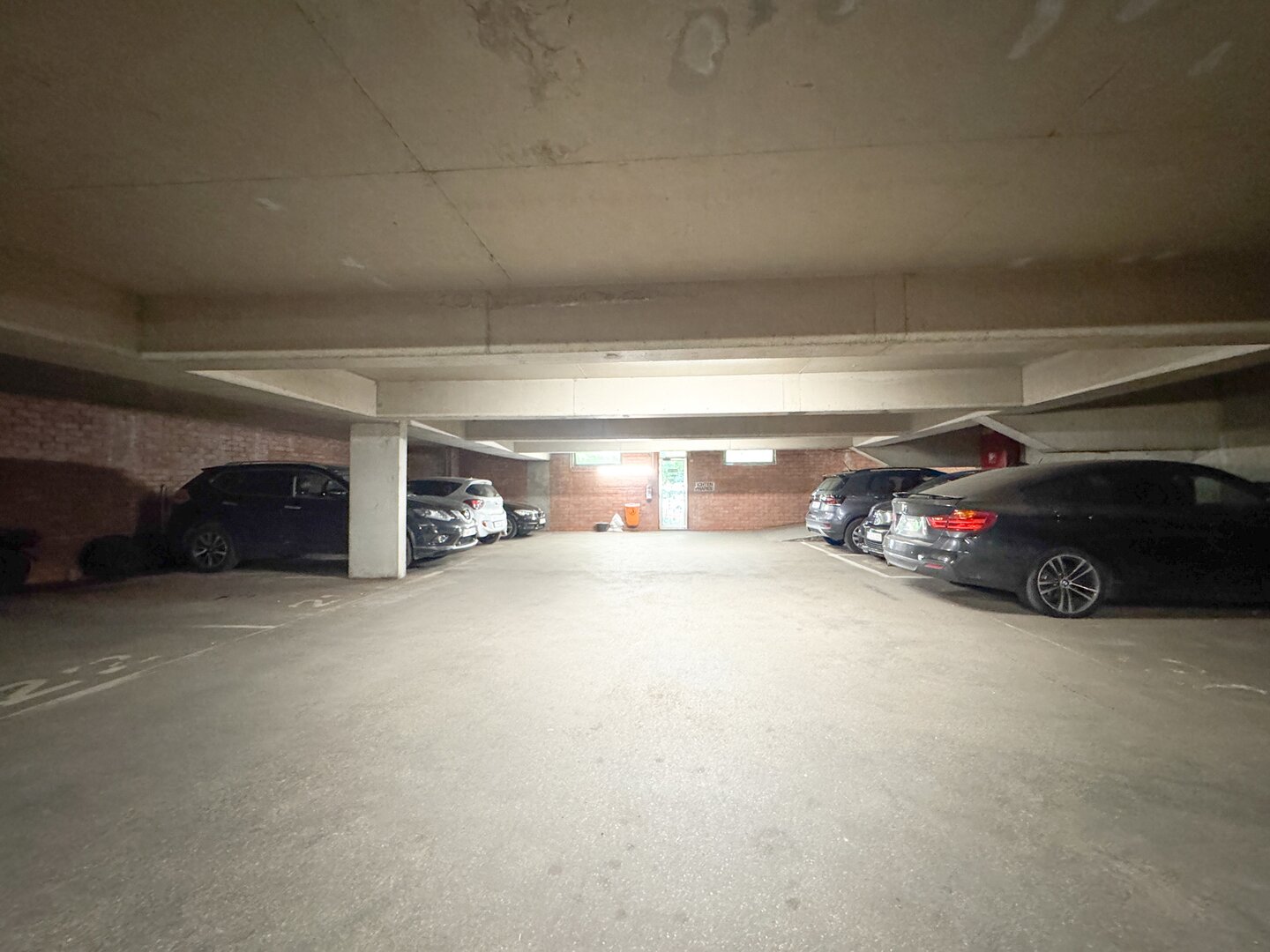 photo-4-parking-idealement-situe-a-evere