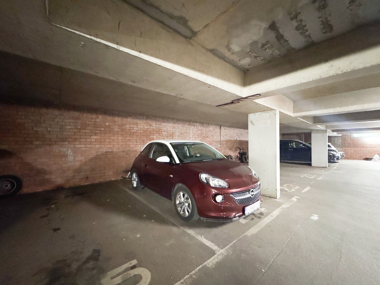 photo-5-parking-idealement-situe-a-evere