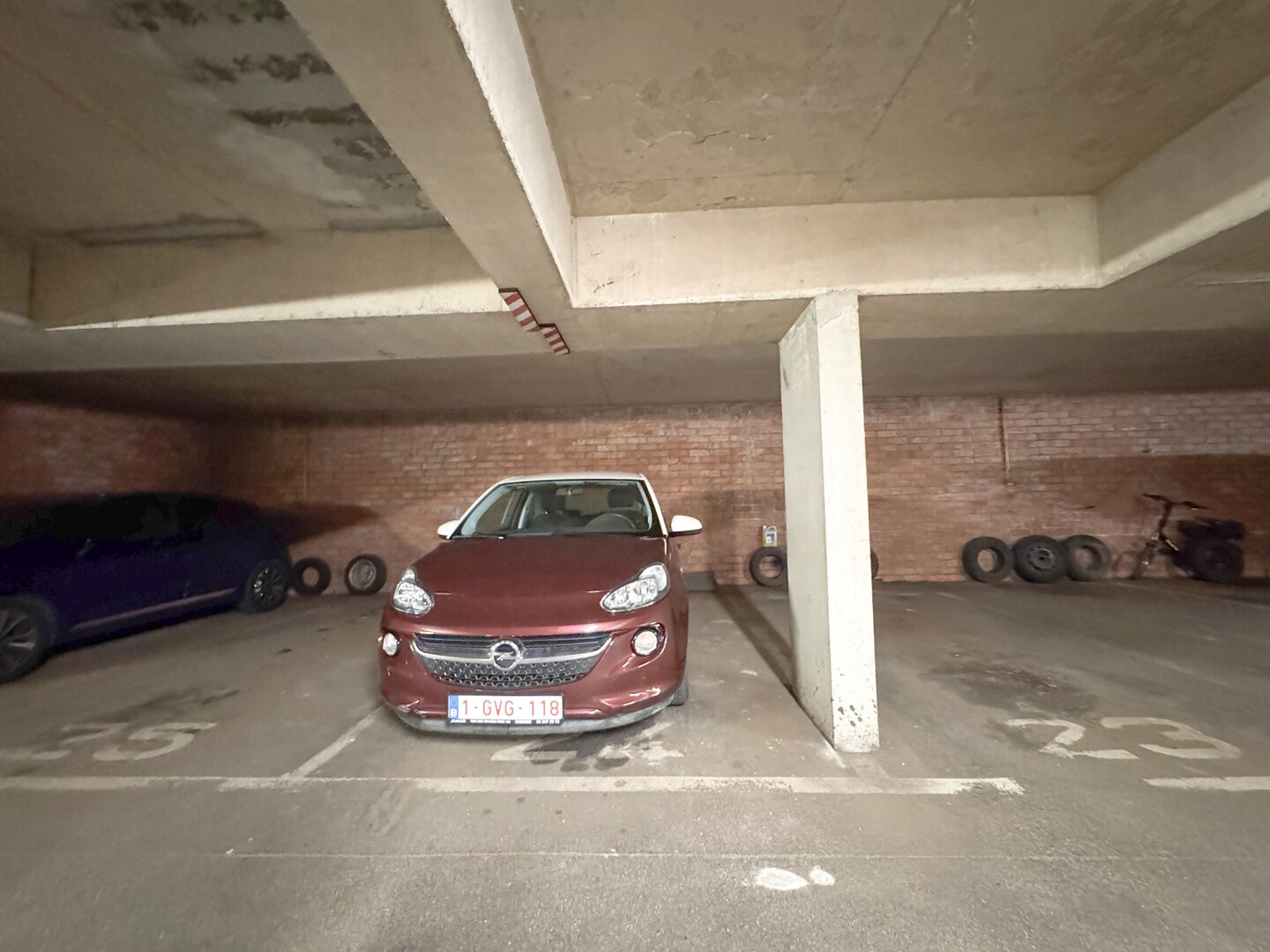 photo-6-parking-idealement-situe-a-evere