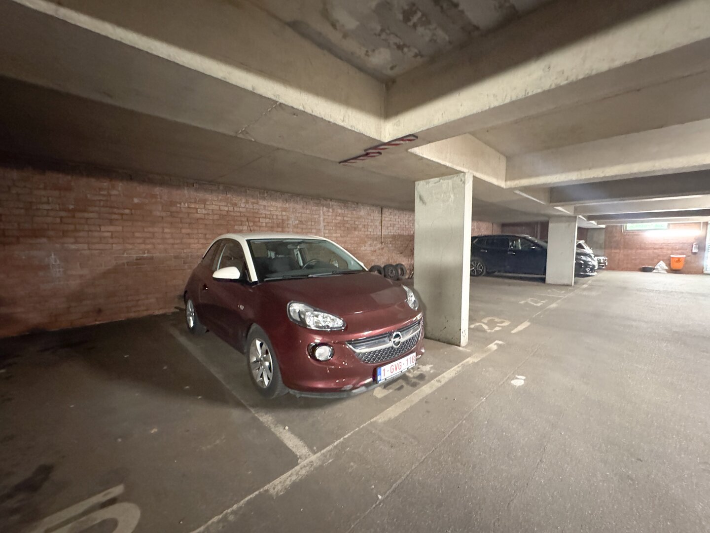 photo-7-parking-idealement-situe-a-evere