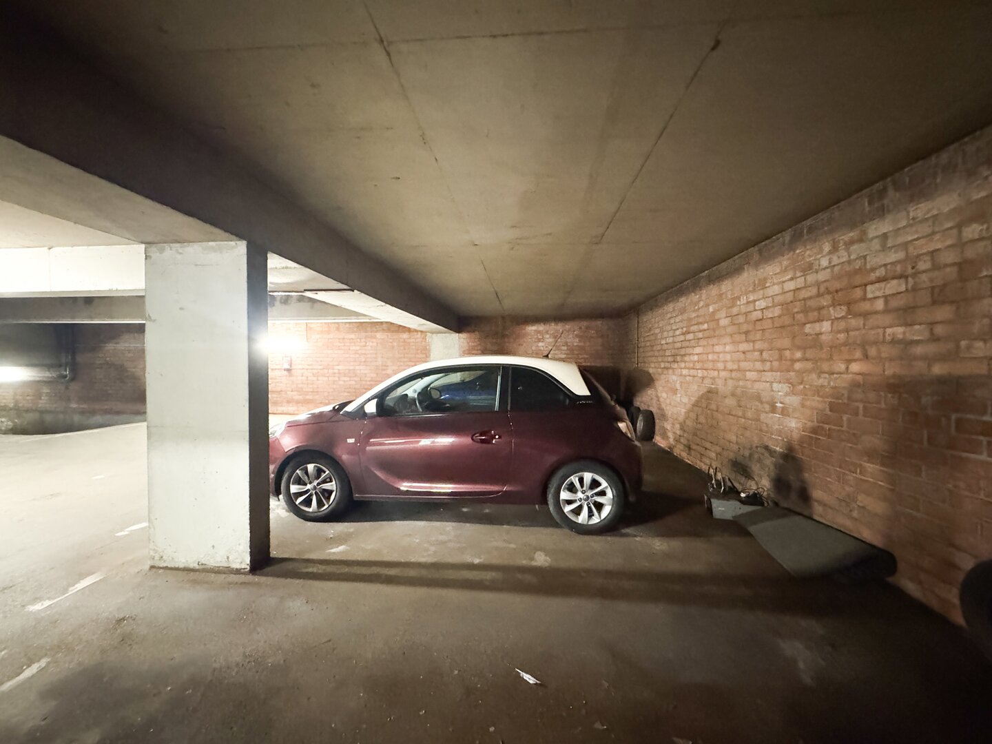 photo-8-parking-idealement-situe-a-evere