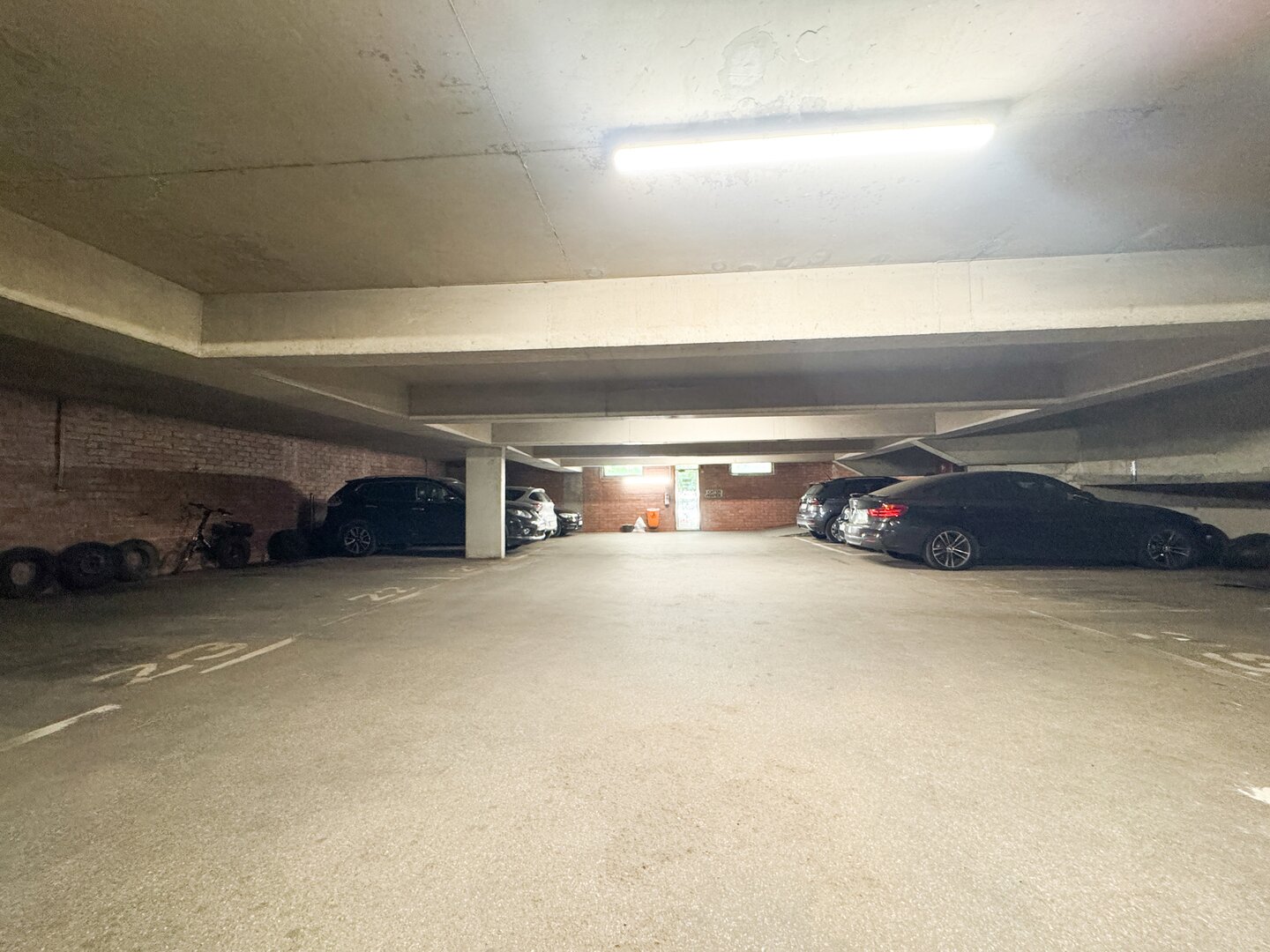 photo-9-parking-idealement-situe-a-evere