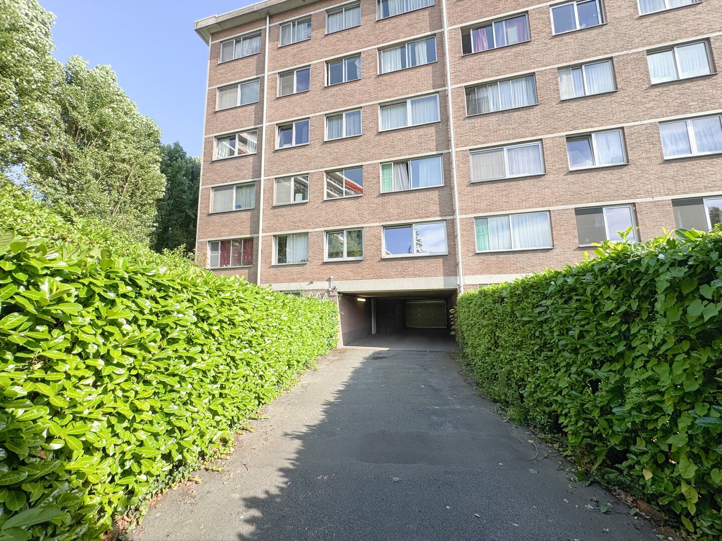 photo-10-parking-idealement-situe-a-evere