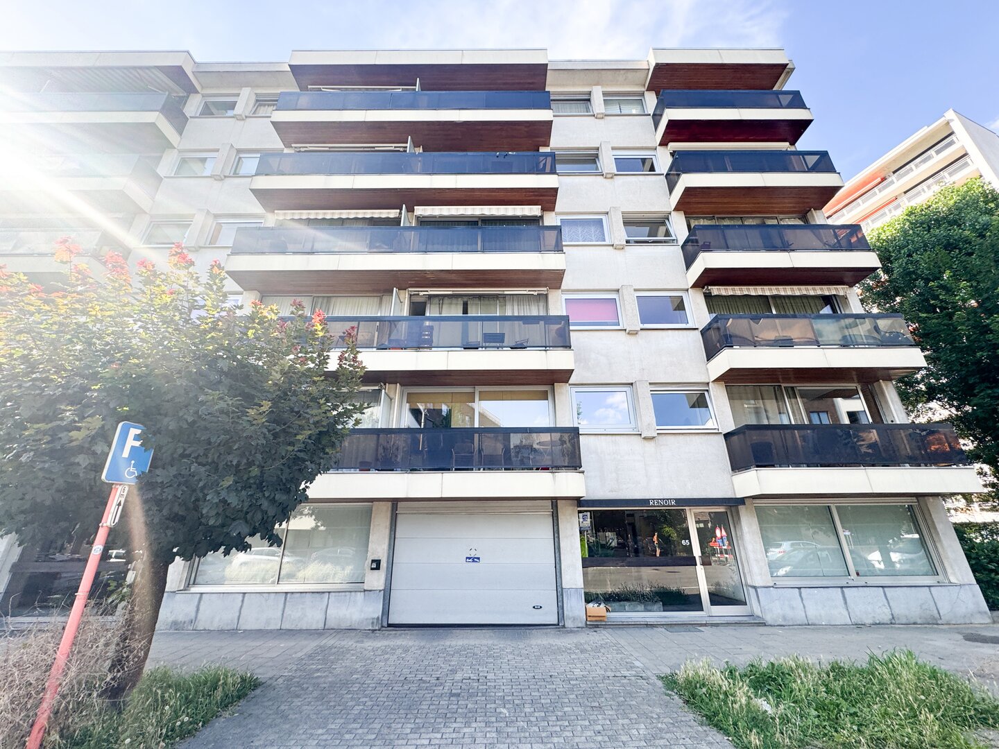 photo-11-parking-idealement-situe-a-evere