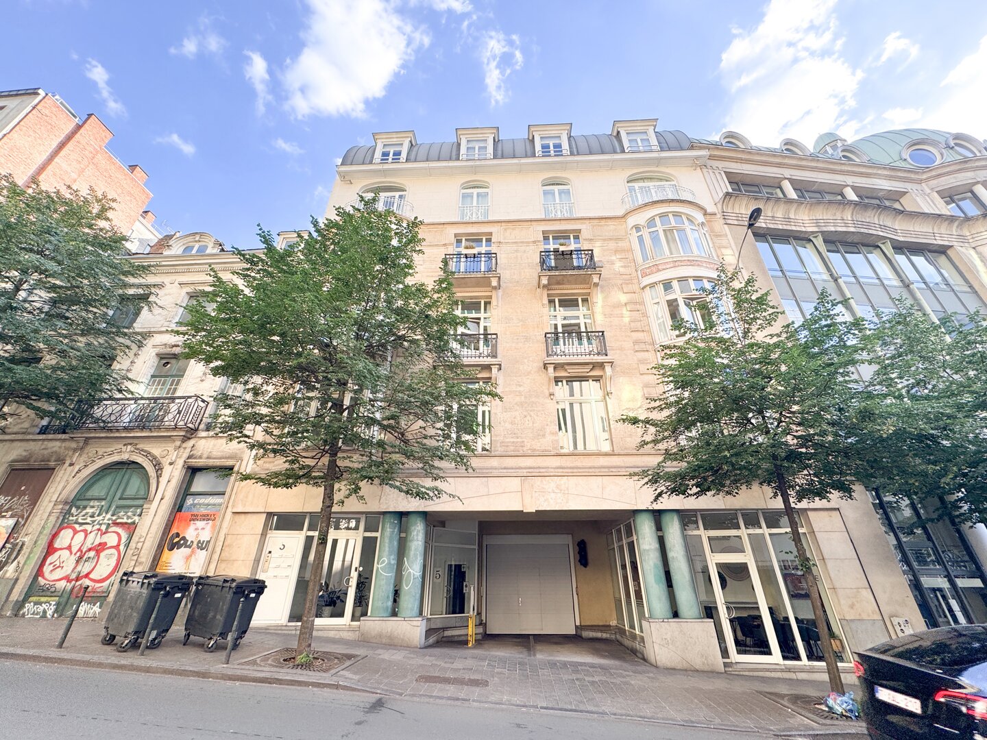 photo-1-parking-idealement-situe-galerie-de-la-reine