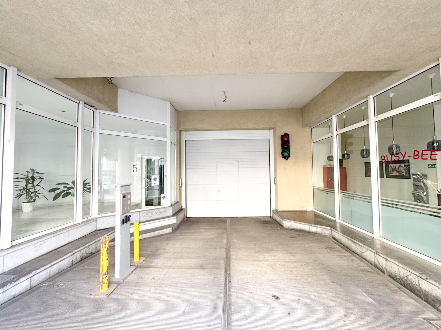 photo-2-parking-idealement-situe-galerie-de-la-reine