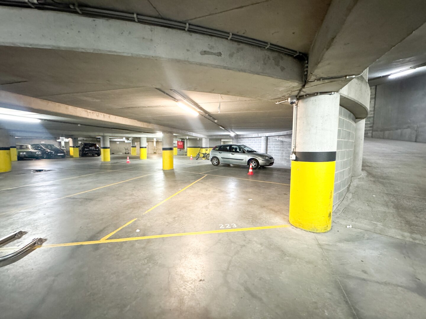 photo-3-parking-idealement-situe-galerie-de-la-reine