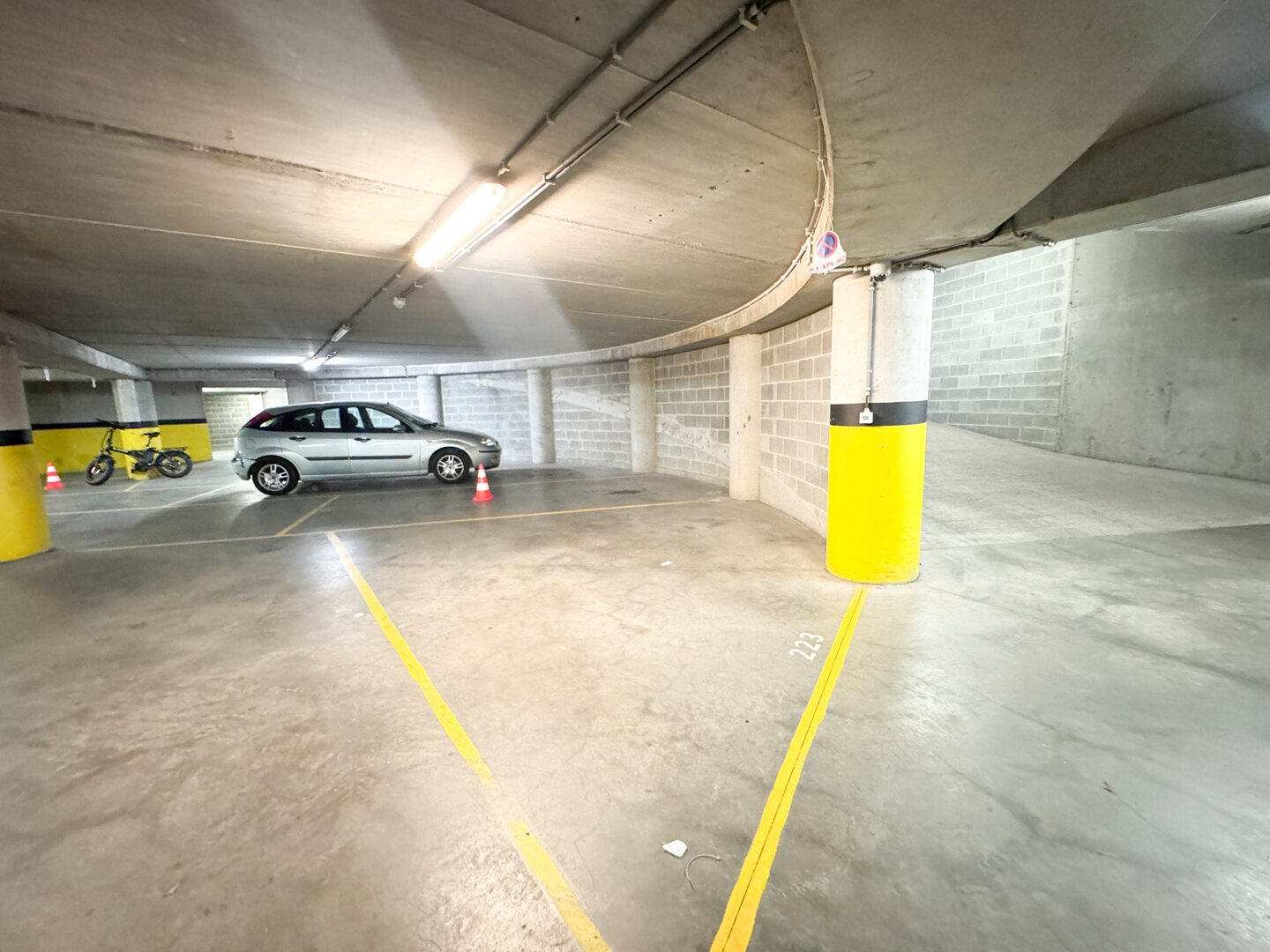 photo-4-parking-idealement-situe-galerie-de-la-reine