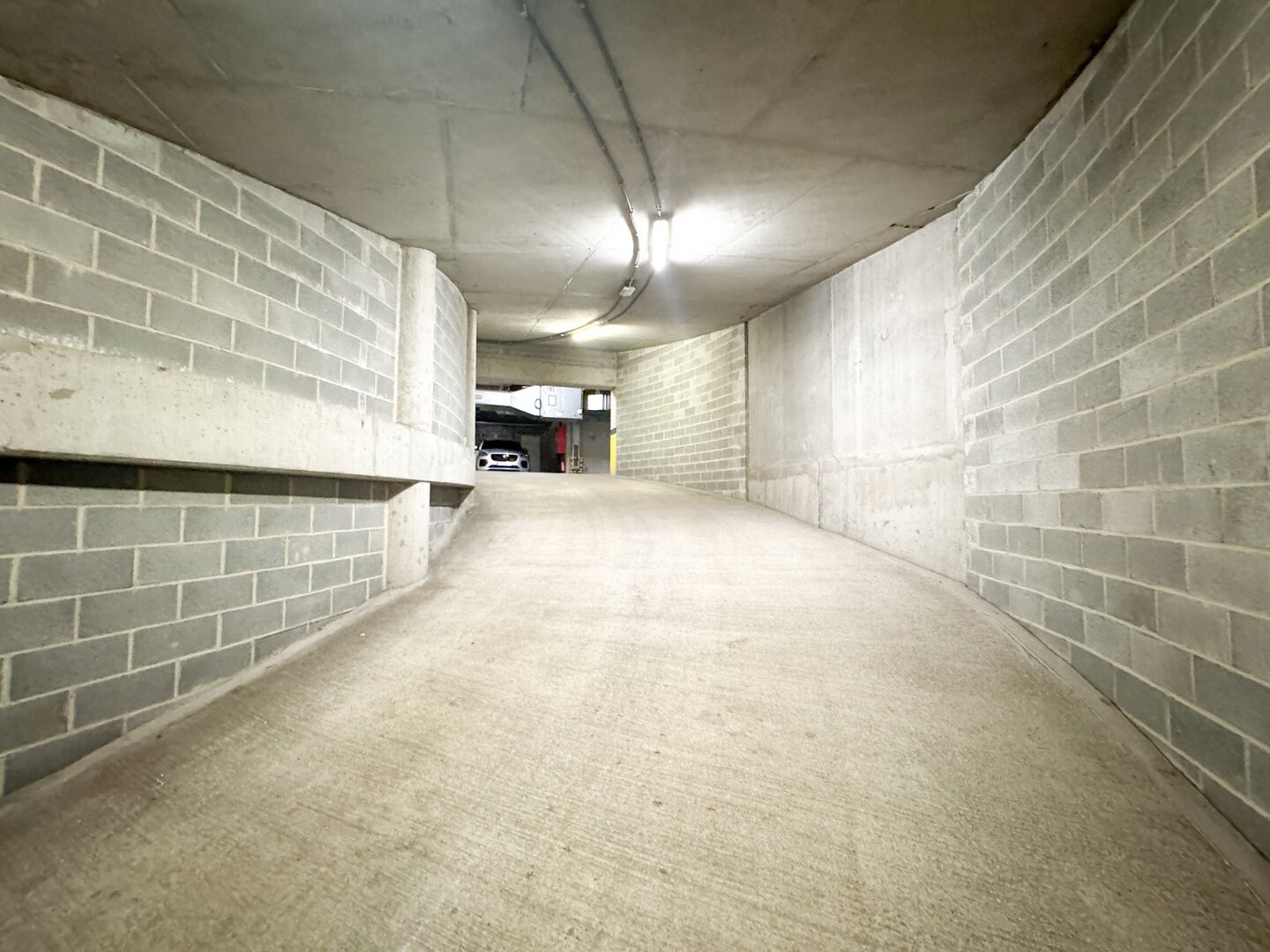 photo-5-parking-idealement-situe-galerie-de-la-reine