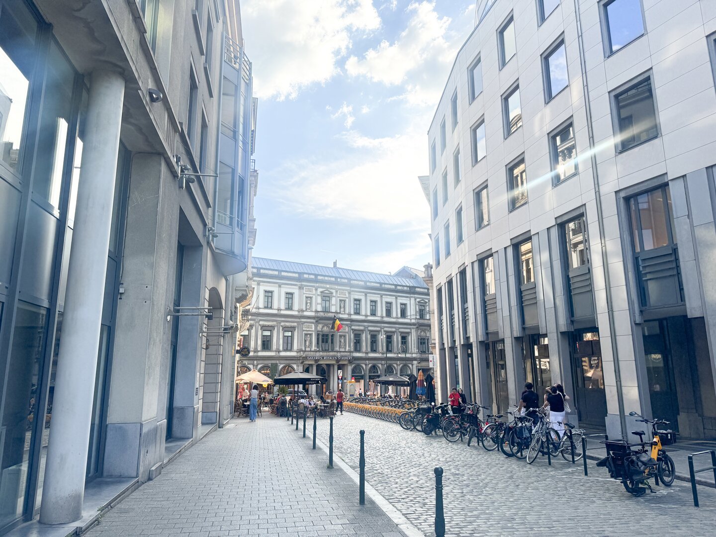 photo-6-parking-idealement-situe-galerie-de-la-reine