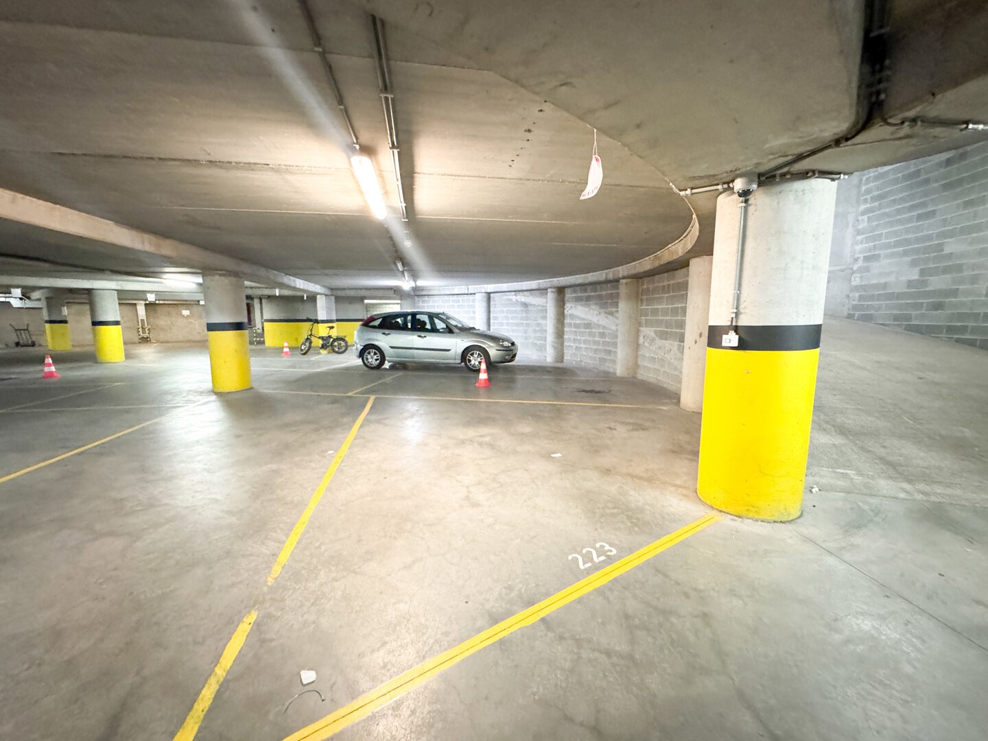 photo-7-parking-idealement-situe-galerie-de-la-reine