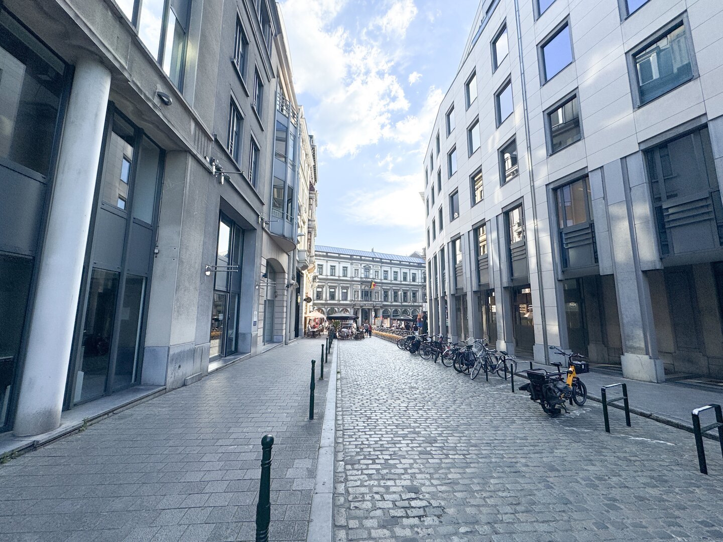 photo-8-parking-idealement-situe-galerie-de-la-reine