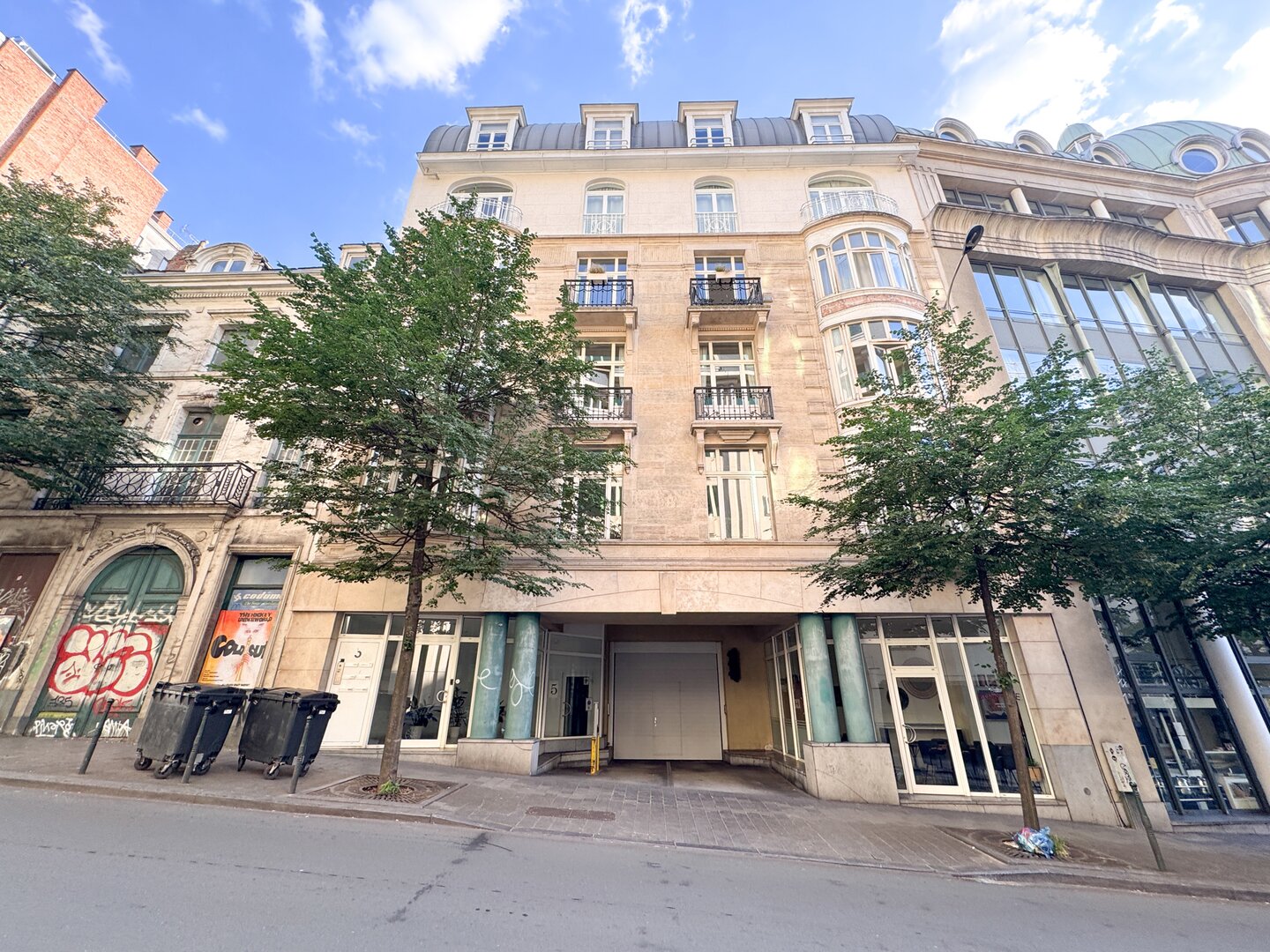 photo-9-parking-idealement-situe-galerie-de-la-reine