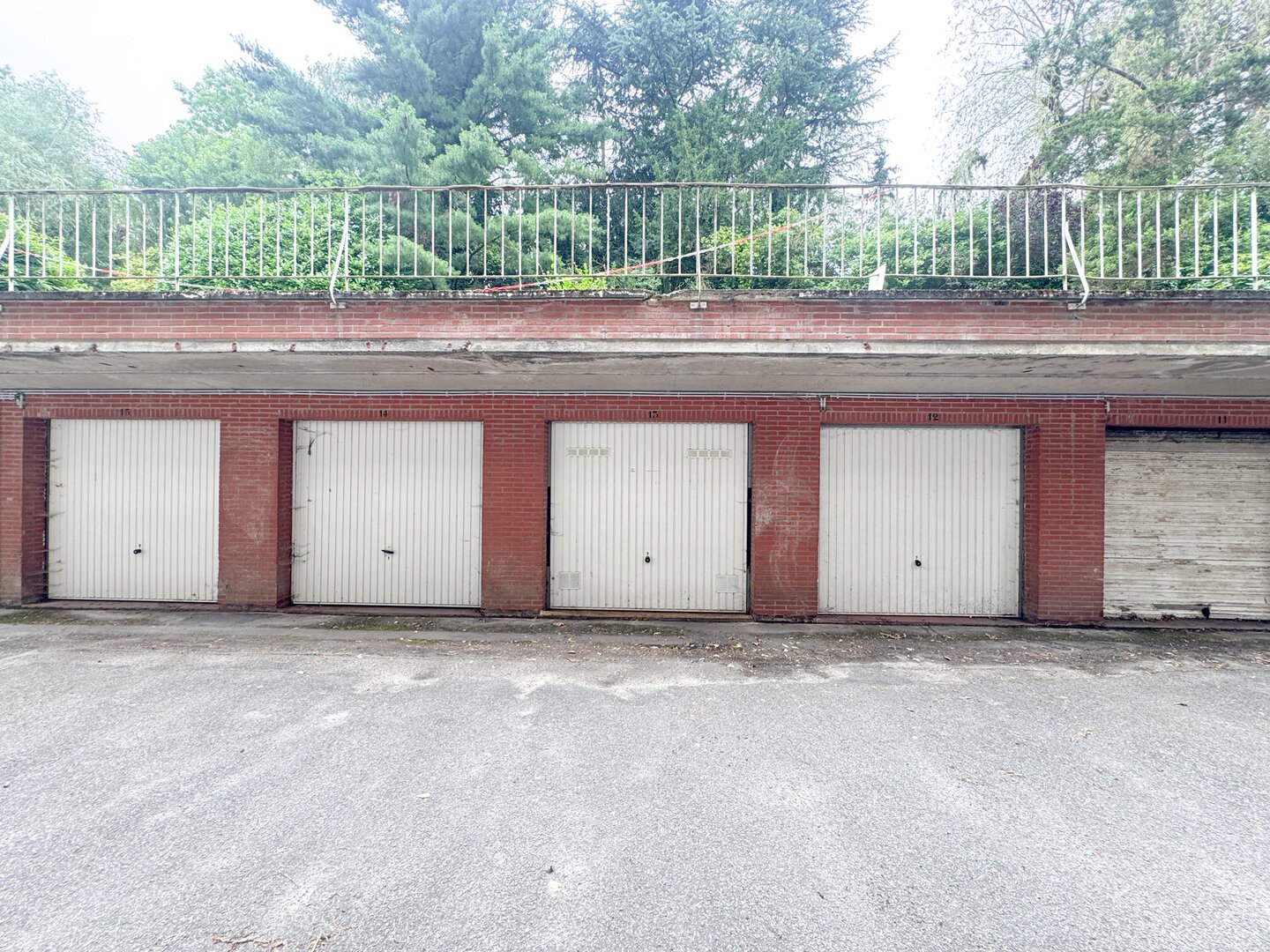 photo-9-box-garage-idealement-situe