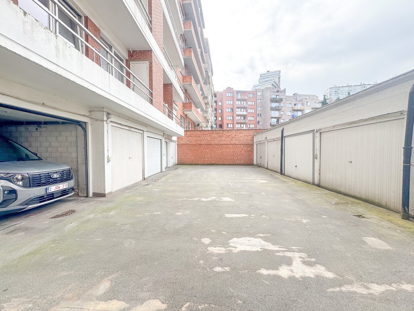 photo-6-parking-idealement-situe-a-molenbeek