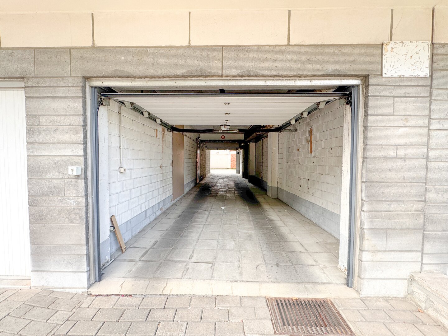 photo-7-parking-idealement-situe-a-molenbeek