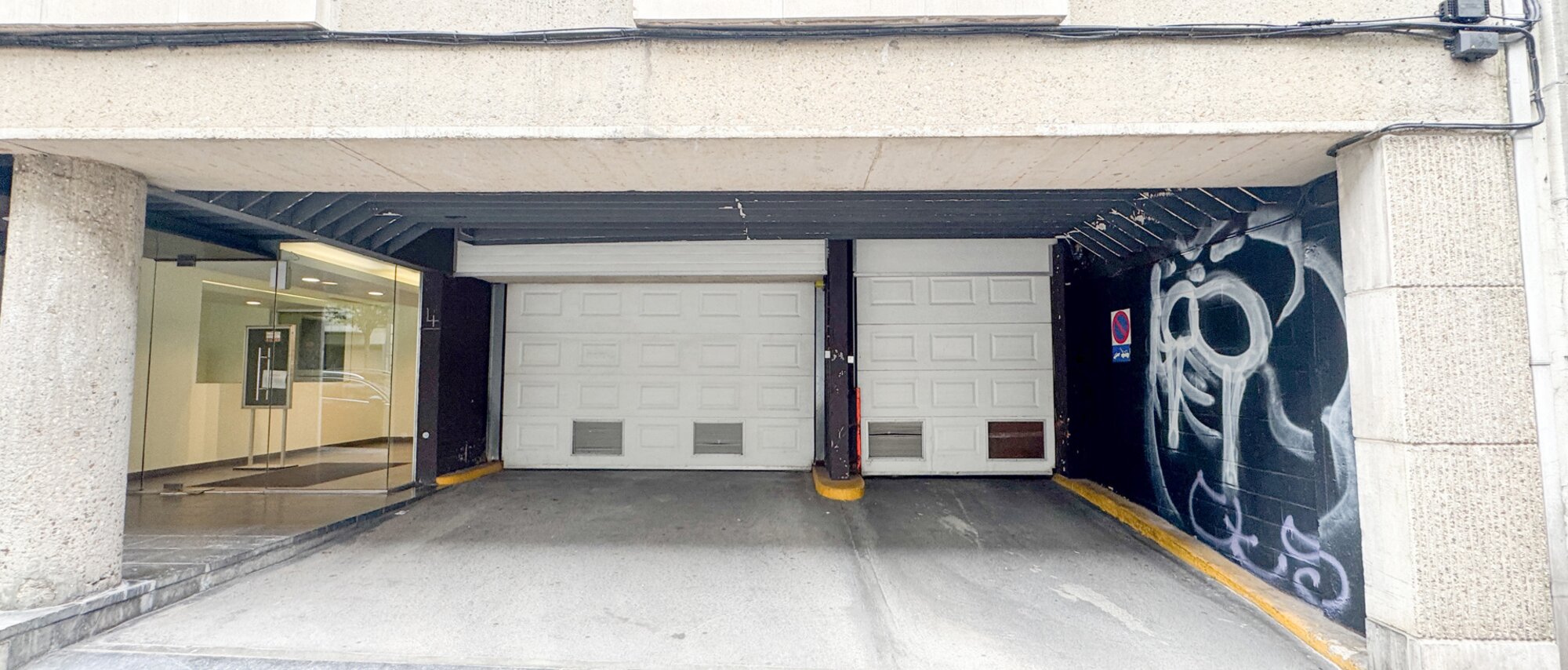 photo-1-parking-idealement-situe-a-saint-gilles