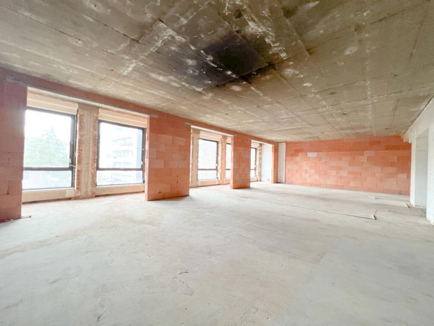 photo-1-lot-de-bureaux-700m2-parkings