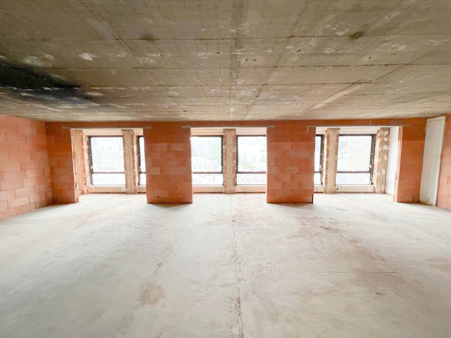 photo-3-lot-de-bureaux-700m2-parkings