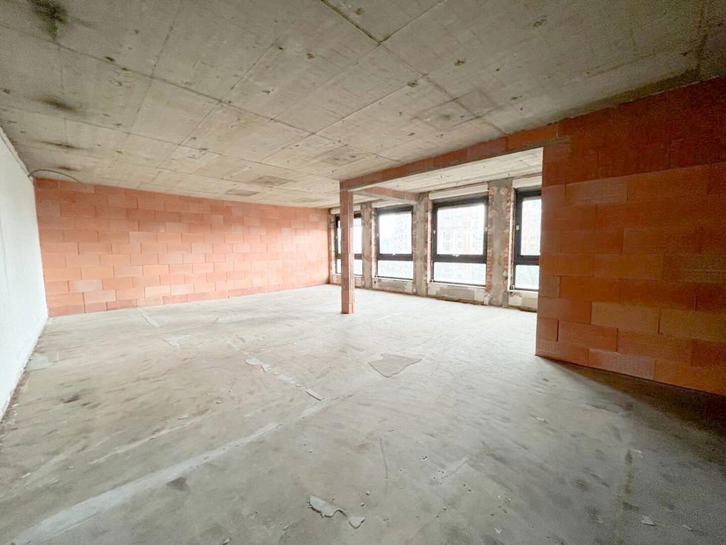 photo-5-lot-de-bureaux-700m2-parkings