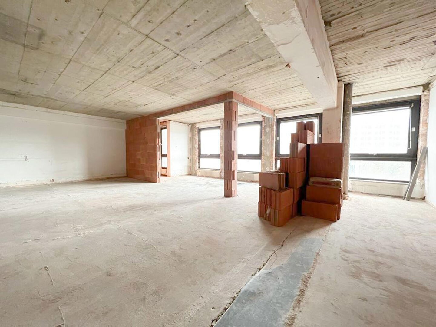 photo-6-lot-de-bureaux-700m2-parkings