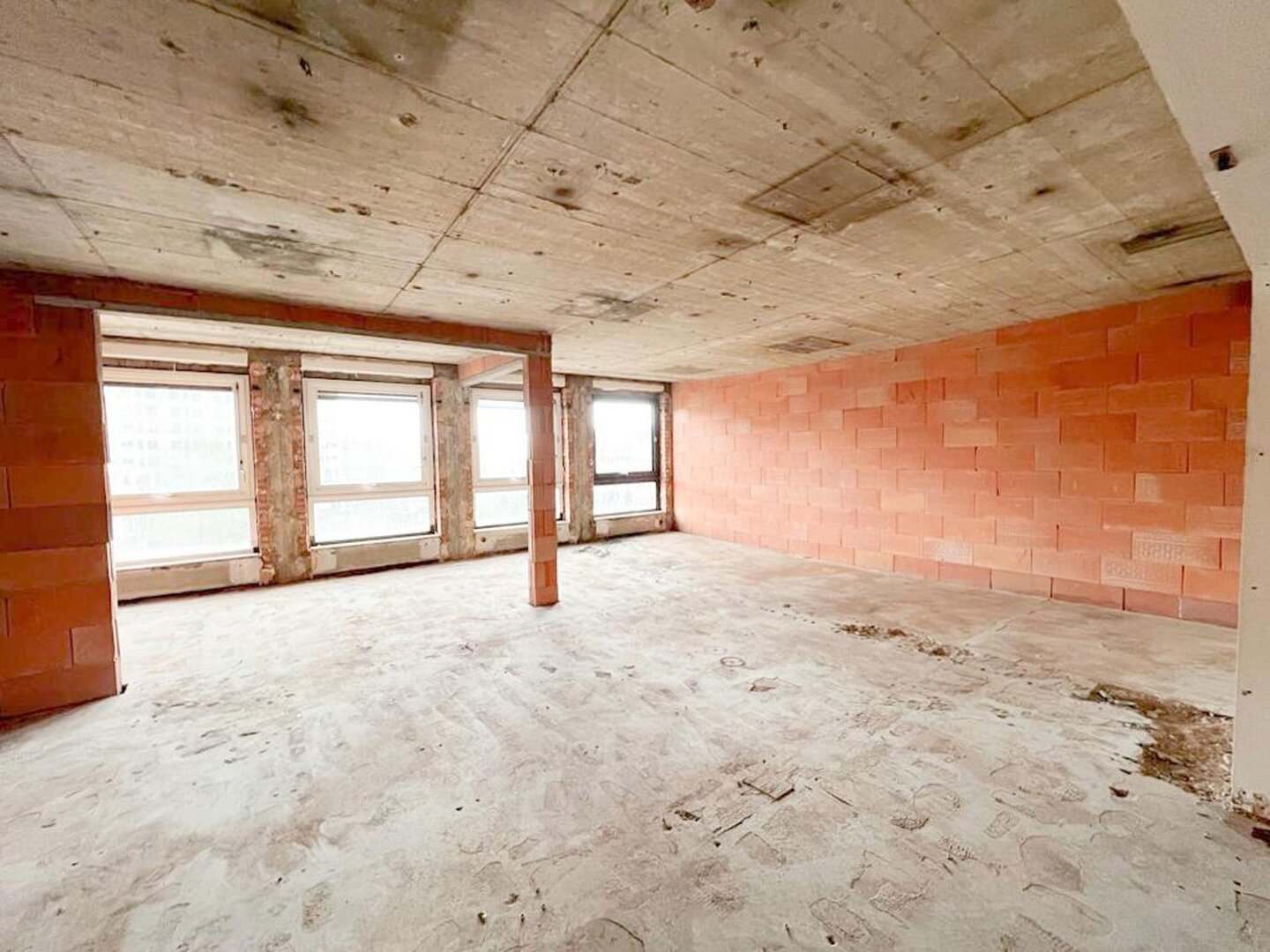 photo-7-lot-de-bureaux-700m2-parkings