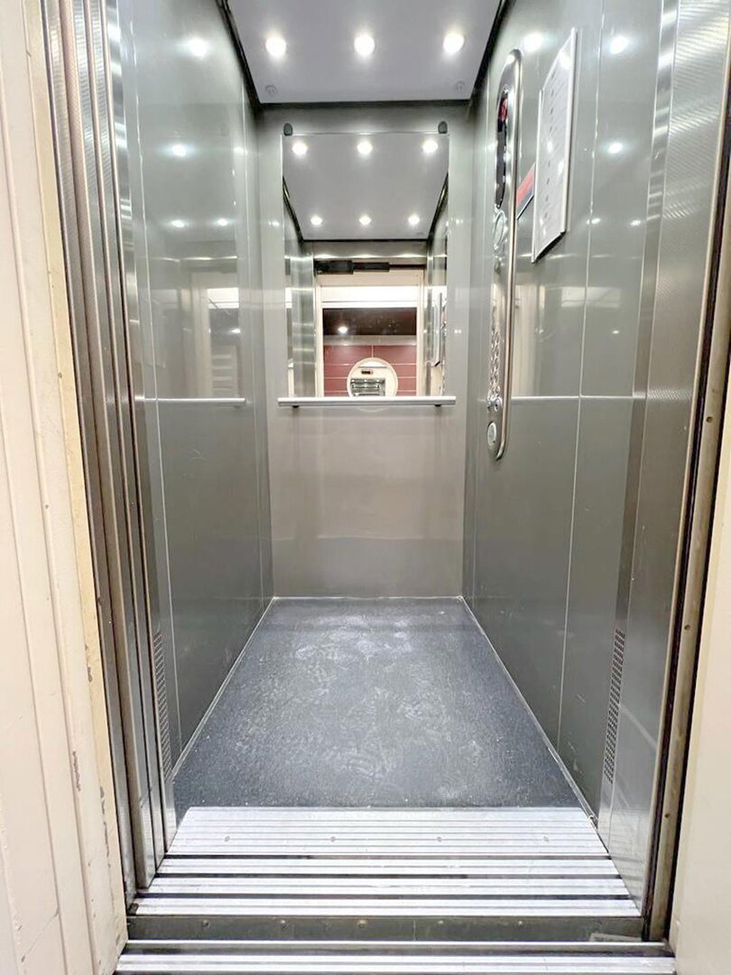 photo-9-lot-de-bureaux-700m2-parkings