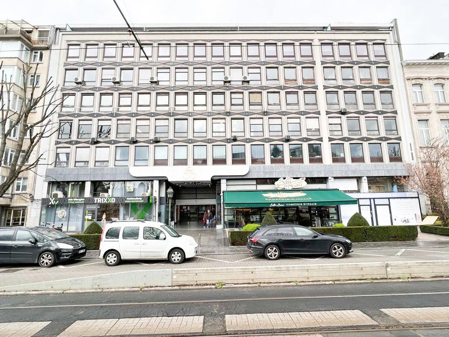 photo-10-lot-de-bureaux-700m2-parkings