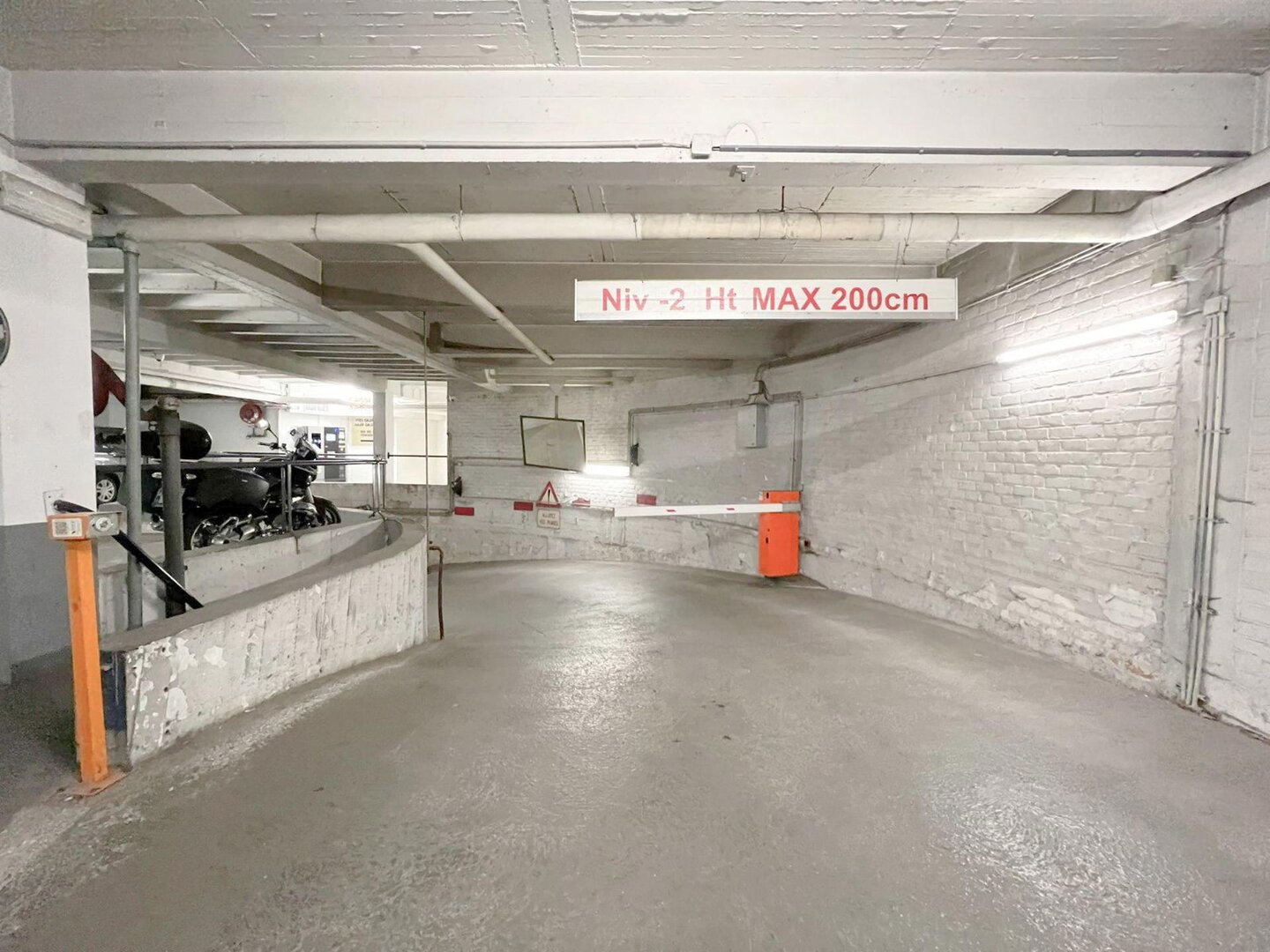 photo-13-lot-de-bureaux-700m2-parkings