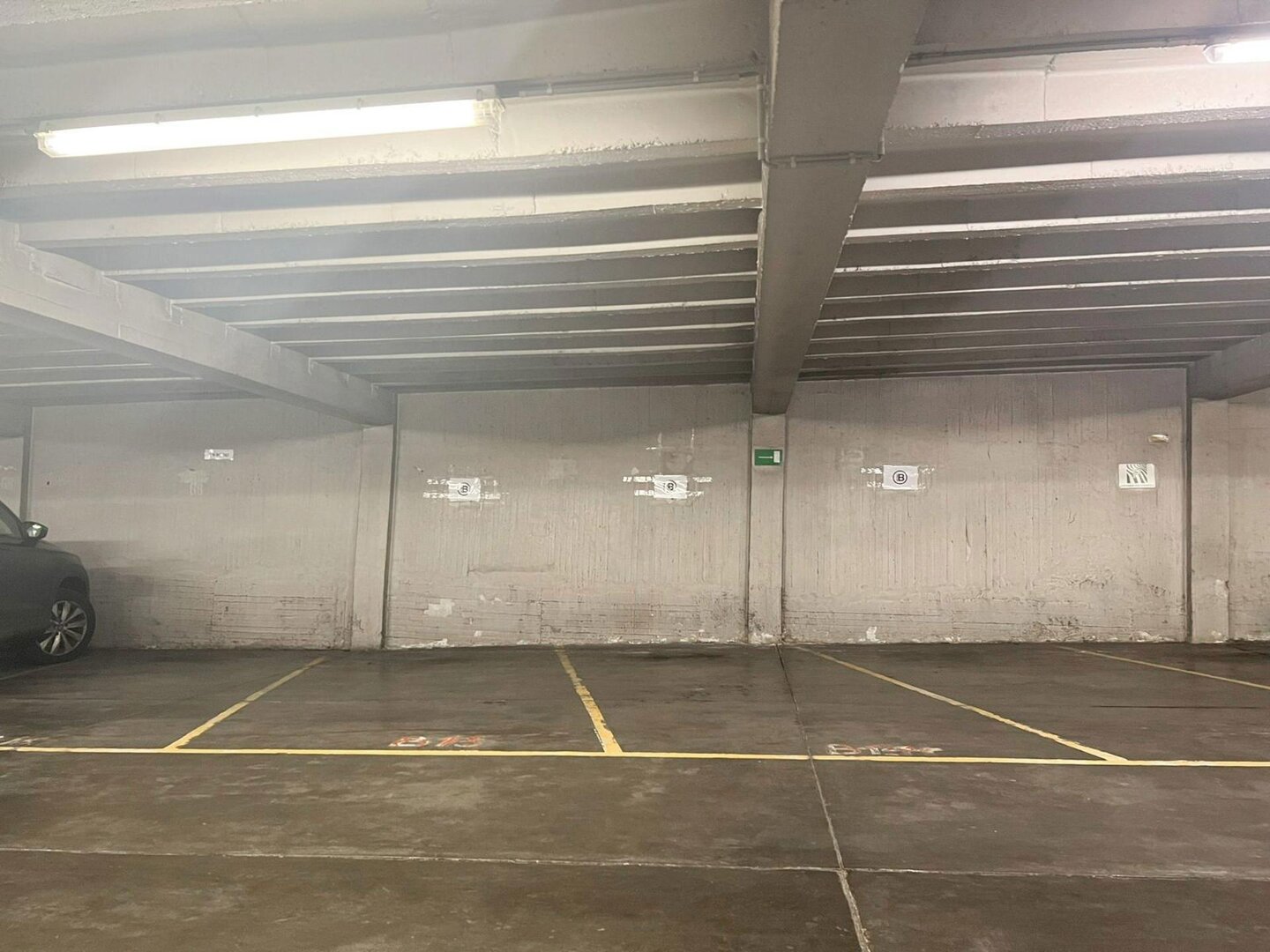 photo-14-lot-de-bureaux-700m2-parkings