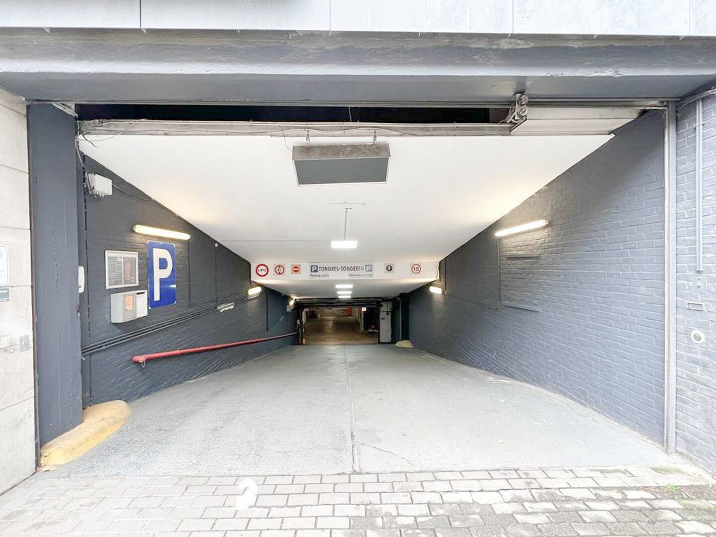 photo-15-lot-de-bureaux-700m2-parkings