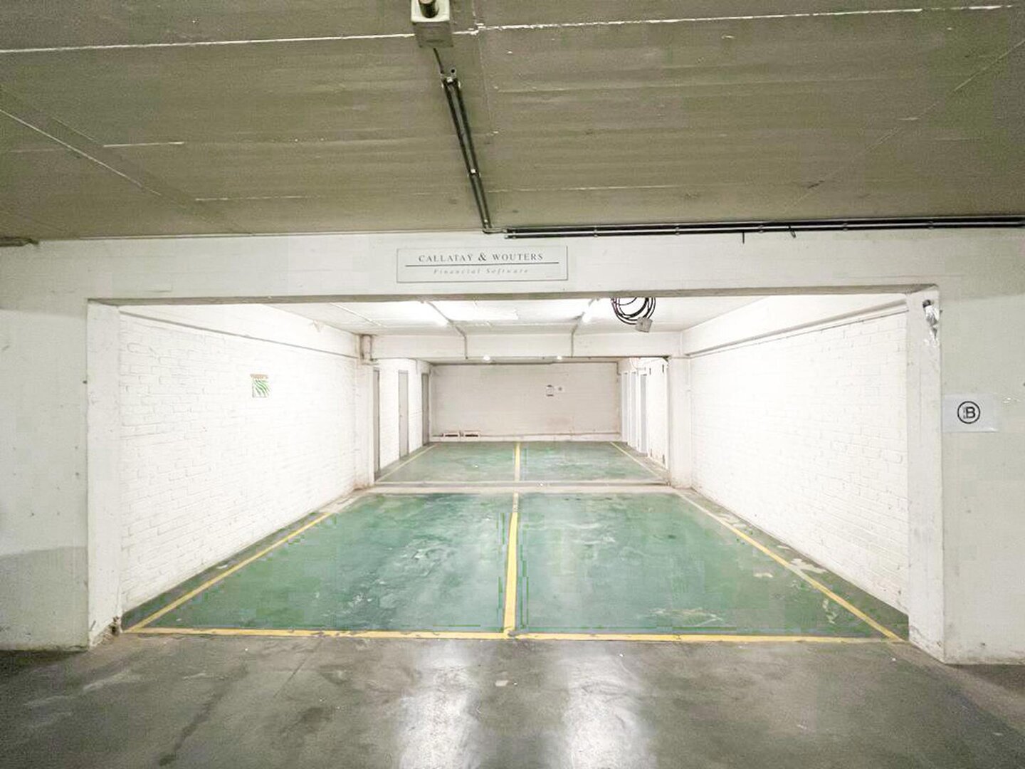photo-16-lot-de-bureaux-700m2-parkings