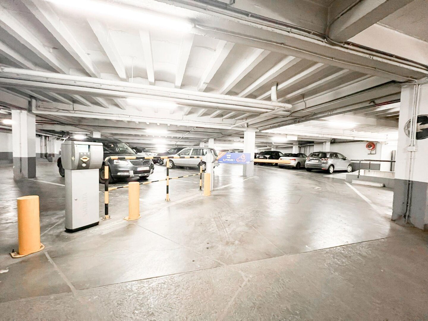 photo-19-lot-de-bureaux-700m2-parkings